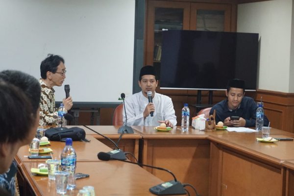 Gus Yusron Jelaskan Konsep Ketuhanan Kepada Mahasiswa Asia University