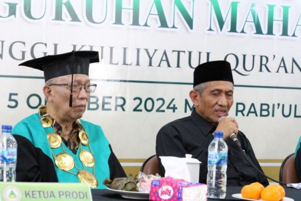 Saat Walid Ahsin Sakho Muhammad menyampaikan orasi ilmiah di acara wisuda Sekolah Tinggi Kulliyatul Qur'an. Bersama di samping kirinya Kiai Ahmad Fathoni salah satu anggota pendiri STKQ Al-Hikam