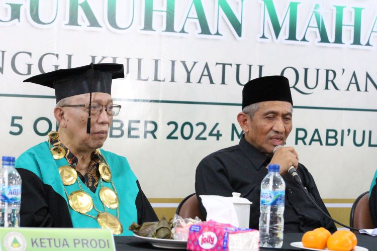 Saat Walid Ahsin Sakho Muhammad menyampaikan orasi ilmiah di acara wisuda Sekolah Tinggi Kulliyatul Qur'an. Bersama di samping kirinya Kiai Ahmad Fathoni salah satu anggota pendiri STKQ Al-Hikam