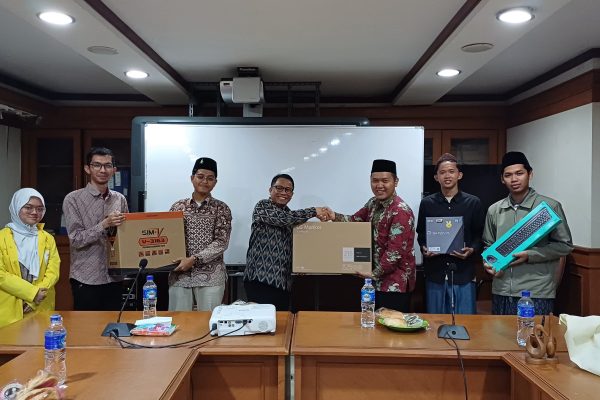 Dukung Pelayanan Perpustakaan Al-Hikam Depok, Tim Pengmas UI Hibahkan Seperangkat Komputer