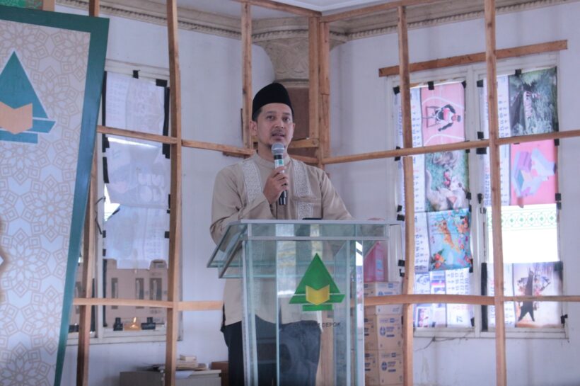 Foto: Gus Yusron menyampaikan sambutan di hadapan para santri dan santriwati di Masjid Al-Hikam Depok (12/11/2025)