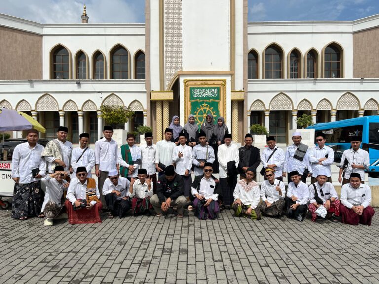 STKQ Al-Hikam Depok Angkatan 13 Laksanakan Ziarah Auliya’, Awali Rute ke Makam Syekh Quro Karawang