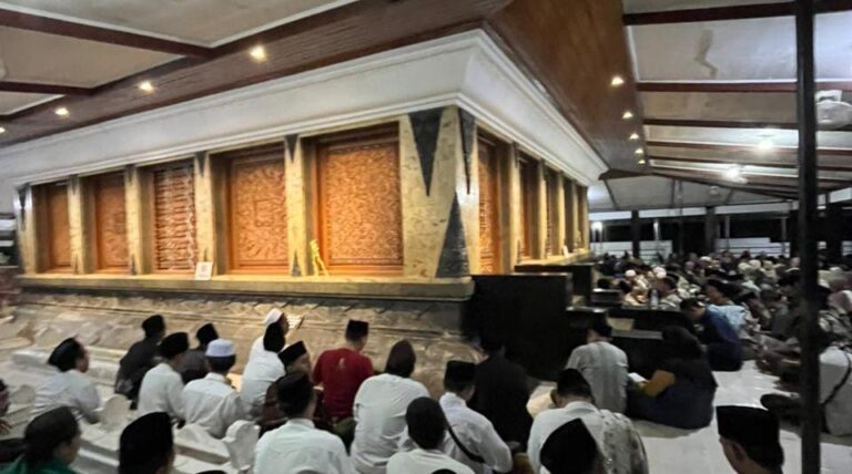 Angkatan 13 STKQ Al-Hikam Depok Lanjutkan Ziarah Auliya’ ke Makam Sunan Kalijaga