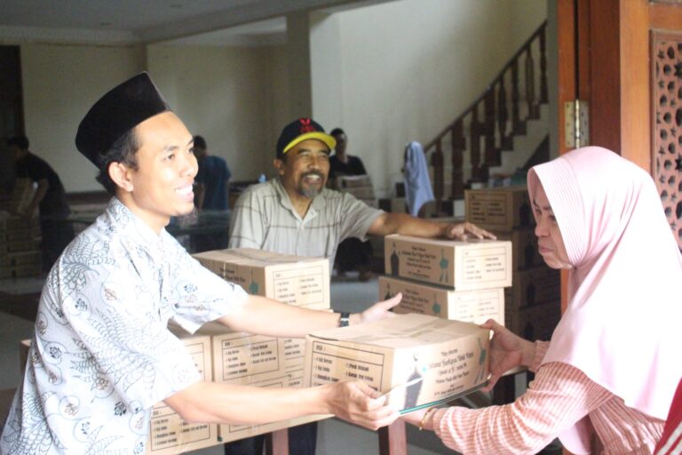 Optimalkan Khidmat Masyarakat, Pesantren Al-Hikam Depok Salurkan 1500 Paket Sembako di Bulan Ramadhan